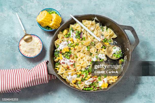 vegetarian pasta with green peas  and burrata - grüne erbse stock-fotos und bilder