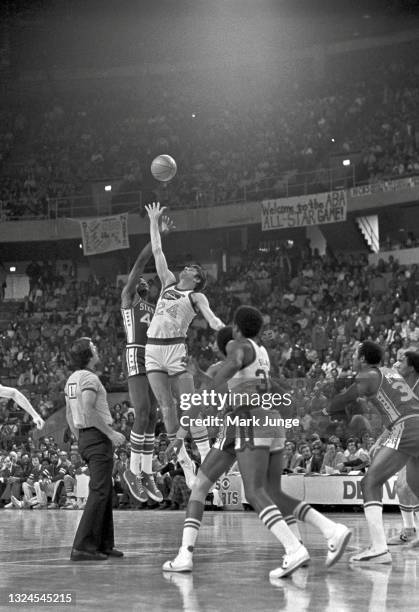 Referee Jake O’Donnell watches as Denver Nuggets forward Bobby Jones and Philadelphia 76ers center Harvey Catchings compete for a tipoff during an...