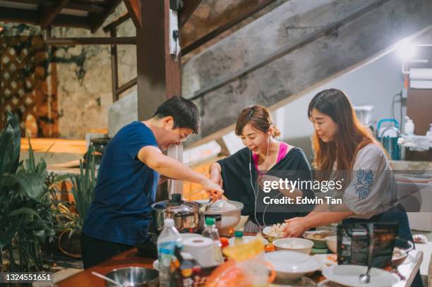 mujer china asiática preparando olla caliente de comida con olla arrocera en la fiesta del jardín para la cena de reunión familiar - hot pot dish fotografías e imágenes de stock