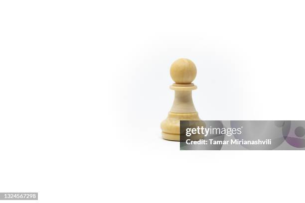 a white pawn - chess pawn against stockfoto's en -beelden