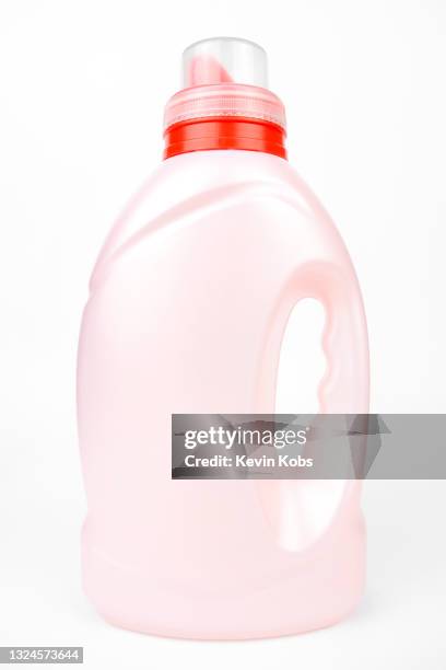 pink plastic bottle with liquid detergent for wool. - prodotto per le pulizie foto e immagini stock