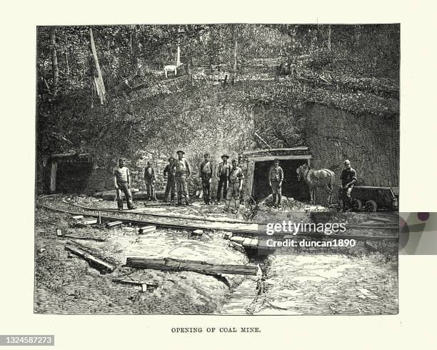 ilustraciones, imágenes clip art, dibujos animados e iconos de stock de middlesboro kentucky, apertura de la mina de carbón, victorian 19th century - mine shaft