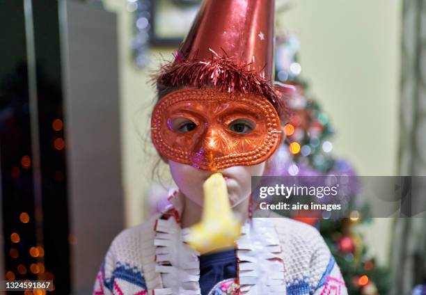 little girl having fun while celebrating new years eve. - mascara carnaval imagens e fotografias de stock