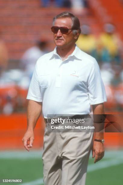 Head coach Don Shula of the Miami Dolphins looks on before a NFL football game against the Houston Oilers on November 2, 1986 at Orange Bowl in...