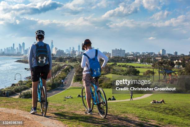 cyclists take a break at point ormond, elwood - groenhout melbourne stock pictures, royalty-free photos & images