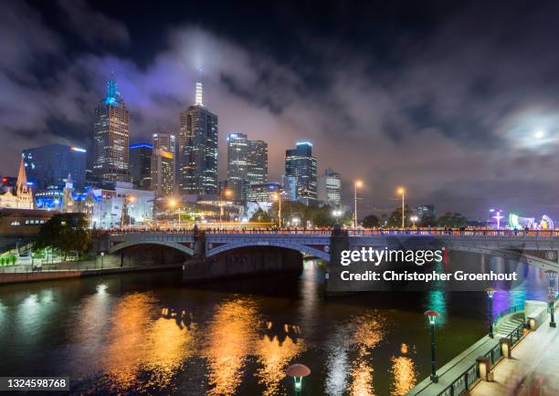 evening view of melbourne city and the historic princes bridge crossing the yarra river - groenhout melbourne stock pictures, royalty-free photos & images