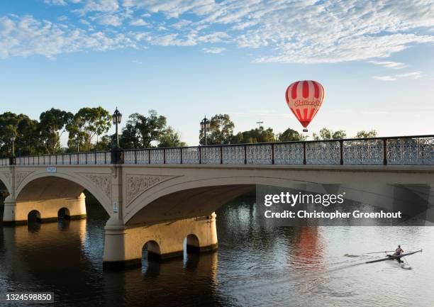 hot air balloon rising above the morell bridge across the yarra river in melbourne - groenhout melbourne stock pictures, royalty-free photos & images