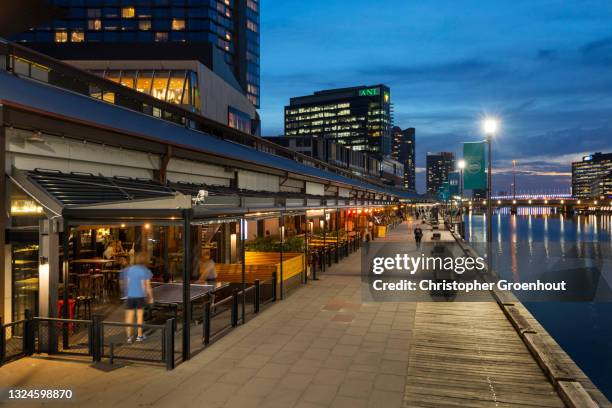 restaurants and bars along the yarra river at south wharf in melbourne - groenhout melbourne stock pictures, royalty-free photos & images