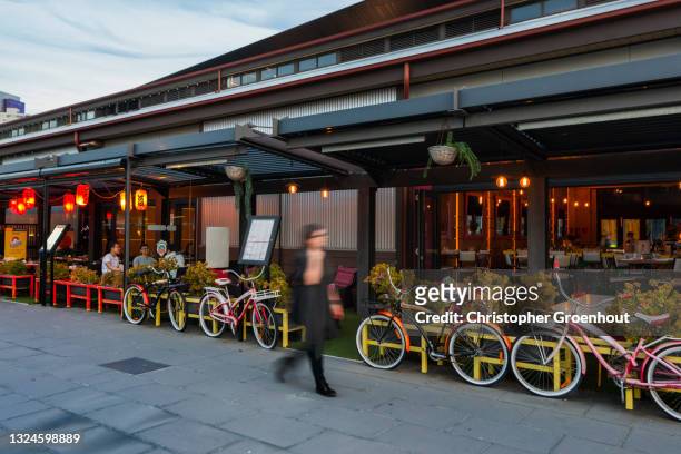 restaurants and bars along the yarra river at south wharf in melbourne - groenhout melbourne stock pictures, royalty-free photos & images