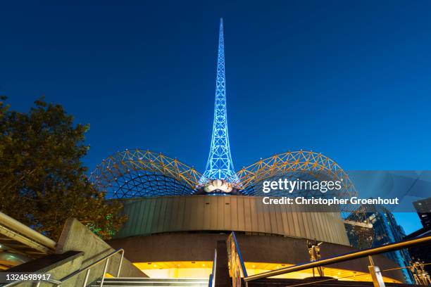 the melbourne arts center spire at dusk - groenhout melbourne stock pictures, royalty-free photos & images