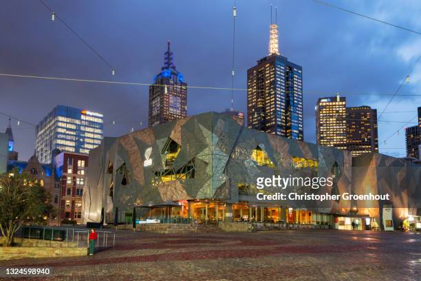 federation square (2002) on the edge of the melbourne central business district - groenhout melbourne stock pictures, royalty-free photos & images
