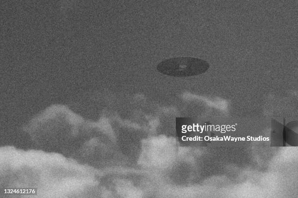 vintage old black and white ufo photo - flying saucer fotografías e imágenes de stock