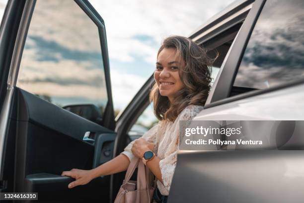 auto autista donna d'affari - parking foto e immagini stock