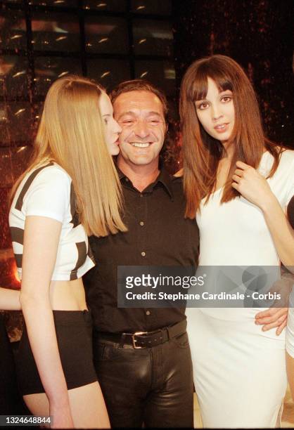 Gerald Marie poses with models during the Elite Agency fashion show at The Palace as part of Paris Fashion Week on March 14, 1996 in Paris, France.