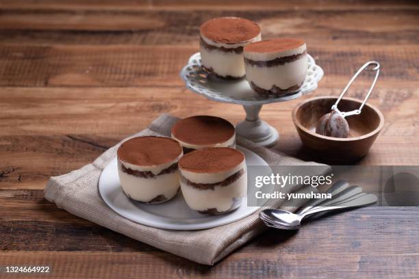 hausgemachte traditionelle italienische dessert tiramisu - soirée mousse stock-fotos und bilder