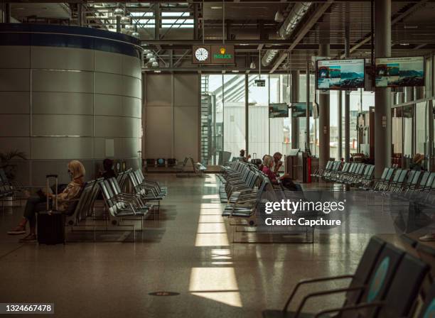 passengers queue in a airport departure lounge. - cleveland ohio coronavirus stock pictures, royalty-free photos & images