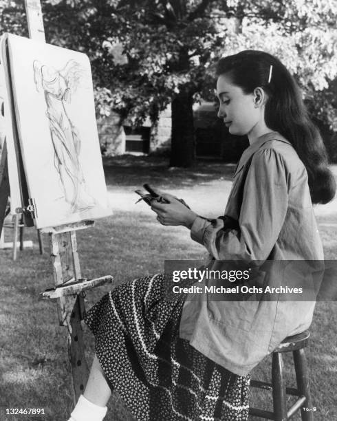 Kathleen Widdoes sets up her easel in a scene from the film 'The Group', 1966.