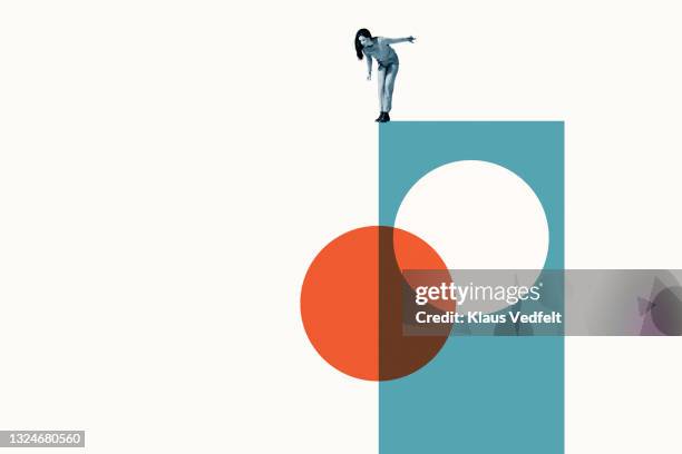 woman peeking while standing on blue rectangle - regarder vers le bas photos et images de collection