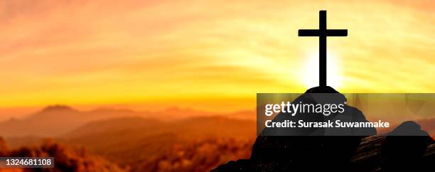 religion christ and the cross of jesus christ at sunset, golden light. - cruz equipamento religioso imagens e fotografias de stock