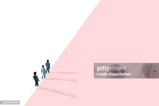 multi-ethnic friends walking at edge of pink wall - zweifarbig farbe stock-fotos und bilder