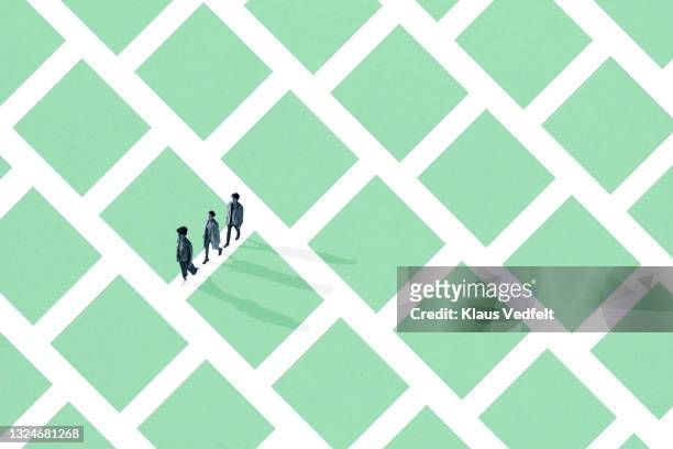 young friends walking together in maze - quadrato composizione foto e immagini stock