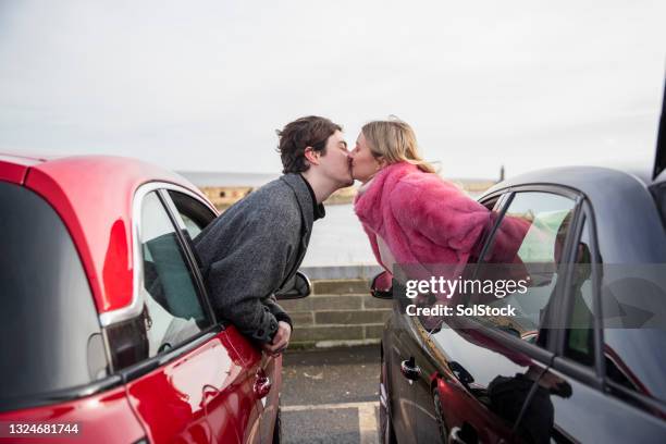 romantik in der luft - auto küssen stock-fotos und bilder