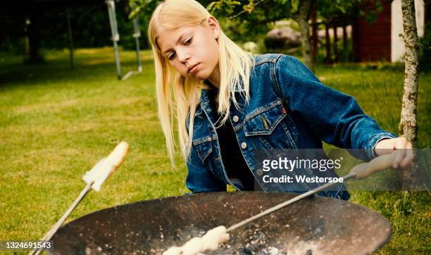 14 years old girl baking bread - 14 15 years imagens e fotografias de stock