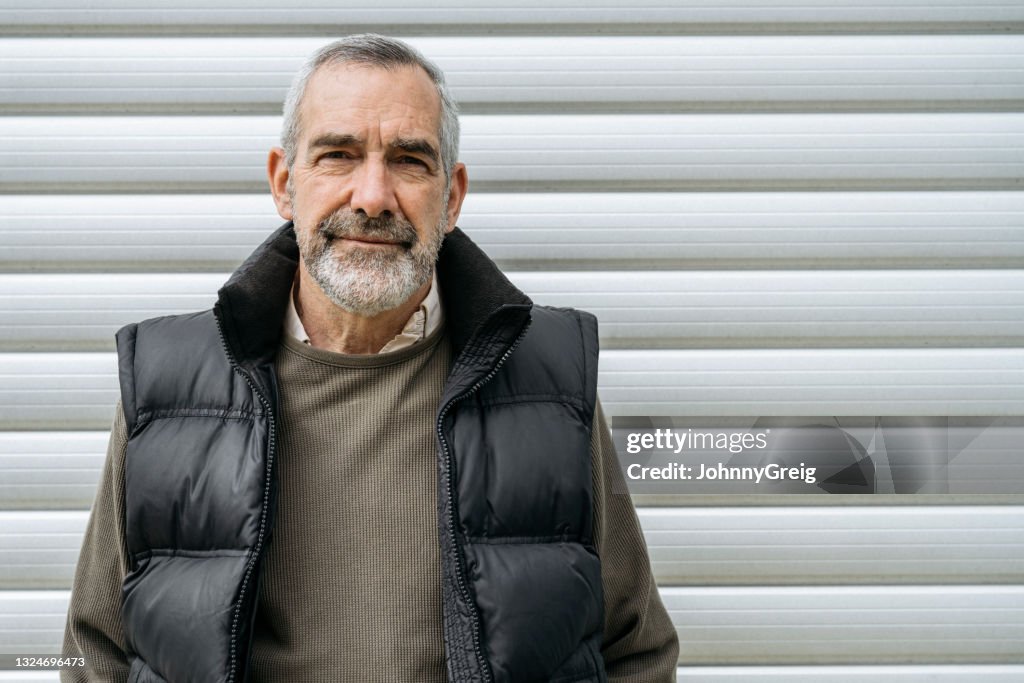 Retrato al aire libre de finales de los años 60 hombre caucásico con barba