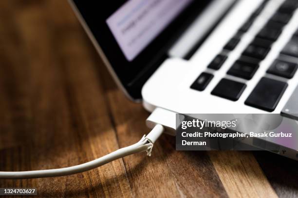 broken laptop charger power cord - broken laptop stockfoto's en -beelden