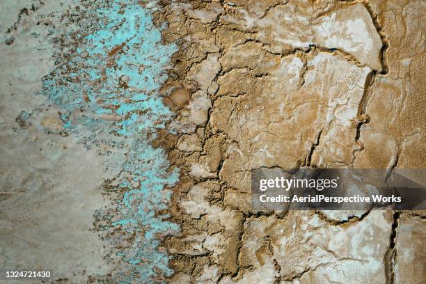 cracked soil - environmental damage stockfoto's en -beelden