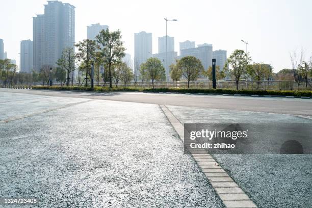 empty parking spaces on the ground - parking space imagens e fotografias de stock