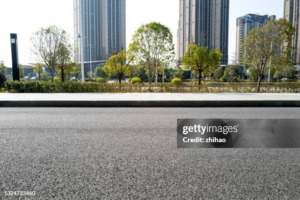 urban asphalt road - asphalt stockfoto's en -beelden