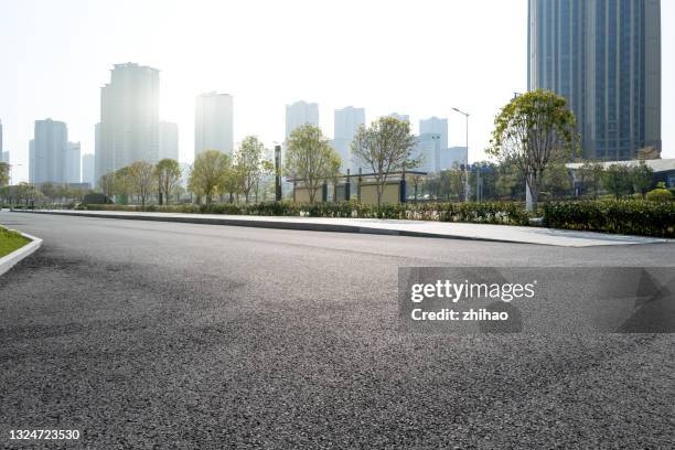 asphalt road in the city - street side stock-fotos und bilder