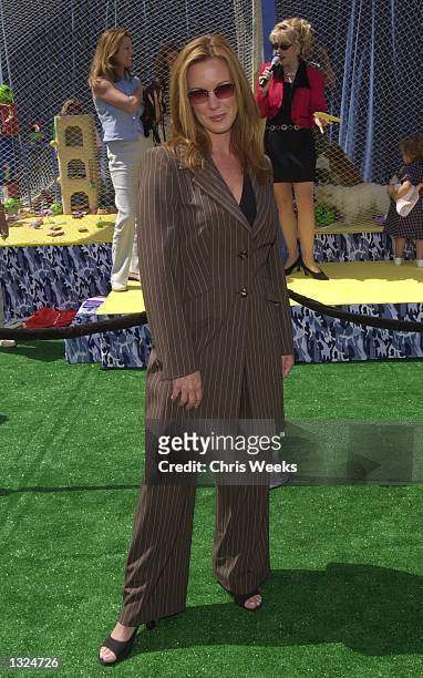 Actress Elizabeth Perkins arrives at the world premiere of Warner Bros. Pictures'' "Cats and Dogs" June 23, 2001 at the Mann''s Village Theatre in...