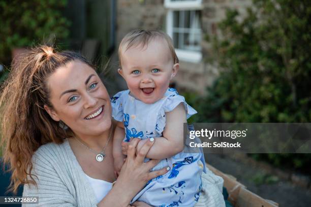 vínculo de madre e hija - blue eyes fotografías e imágenes de stock