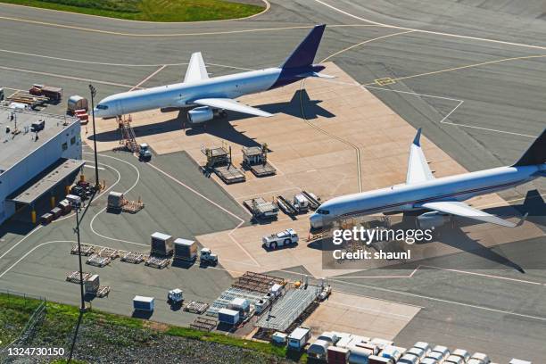 aerial view of cargo jets - vrachtvliegtuig stockfoto's en -beelden