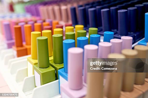multi-colored nail polish bottle - esmalte cosmético - fotografias e filmes do acervo