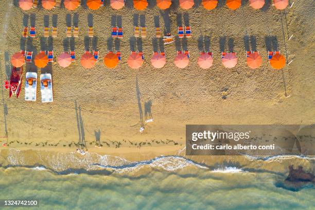 gargano’s beach in summer time taken by drone - bath house stockfoto's en -beelden