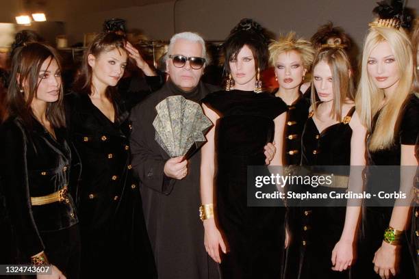 Fashion designer Karl Lagerfeld poses with models Ines Sastre, Helena Christensen, Stella Tennant and Karen Mulder after the Chanel Ready to Wear...