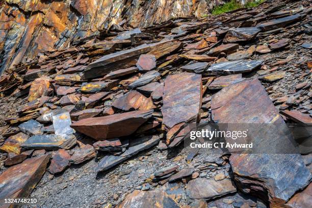 pembrokeshire coastal slate quarry rock - slate rock stock-fotos und bilder