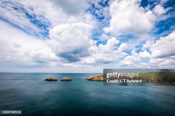 rocky pembrokeshire coastline bright sunny day - irish sea stock-fotos und bilder