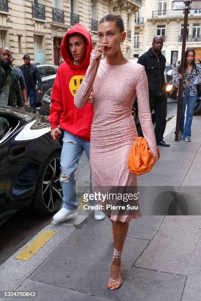 Justin Bieber and Hailey Baldwin Bieber arrive at a restaurant on June 21, 2021 in Paris, France.