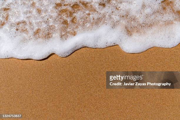 waves breaking on sea shore - wasserrand stock-fotos und bilder