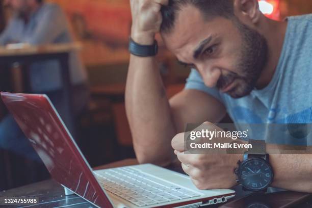 mann mit laptop im café - fehlermeldung stock-fotos und bilder