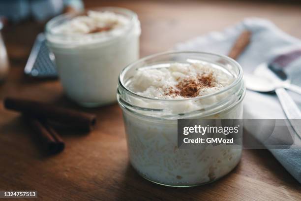 rice pudding arroz con leche - arroz con leche stockfoto's en -beelden