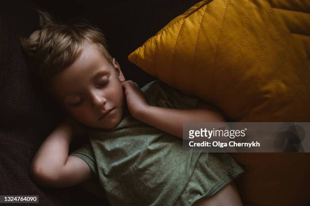 sweet sleeping kids. kid sleep in bed. little child sleeping with closed eyes - kids sleep in bed stockfoto's en -beelden