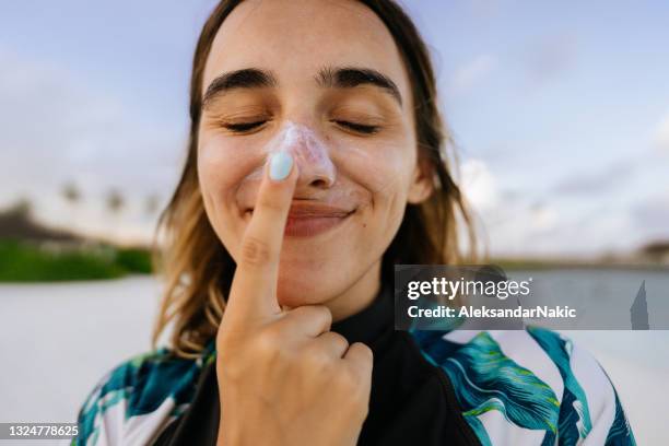 ¡usando mi spf! - prevencion fotografías e imágenes de stock