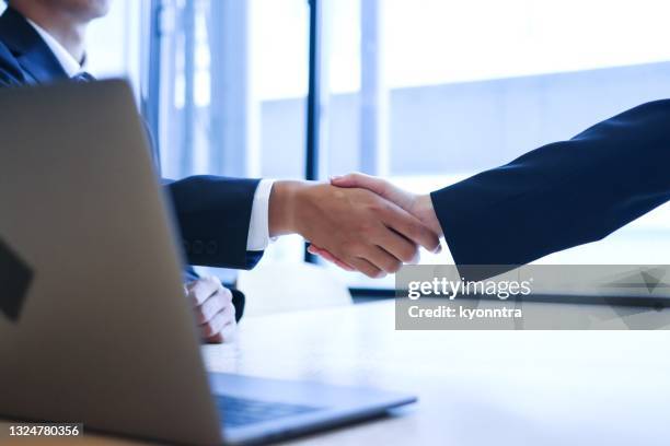 close up shot of shaking hands - recruiter 個照片及圖片檔