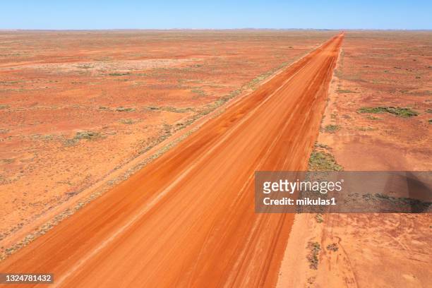 vista aerea della regione desertica del centro rosso, strada dritta, australia meridionale - territorio del nord foto e immagini stock