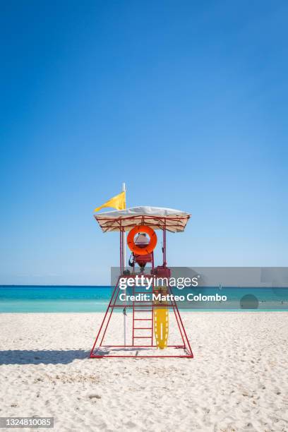 lifeguard tower on sandy beach in the caribbean, mexico - playa del carmen photos et images de collection